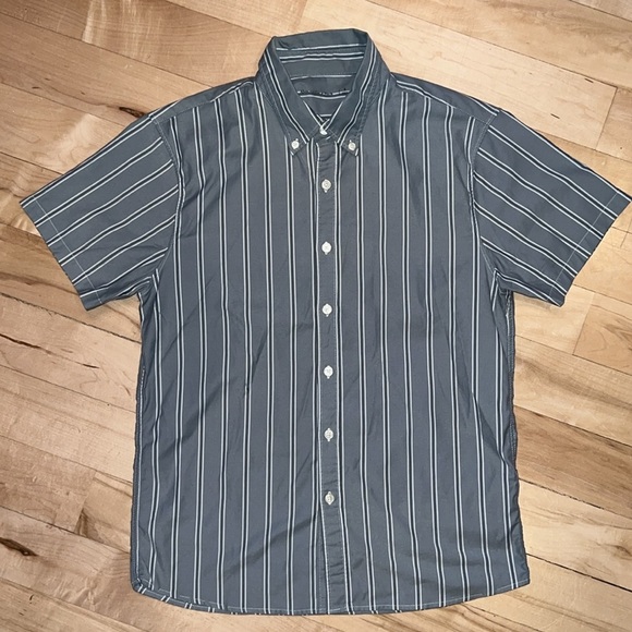 Men’s Abercrombie Short Sleeve Button Down​ - Picture 2 of 4